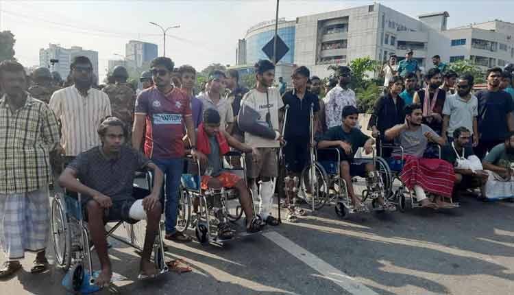 হুইলচেয়ারে বসে রাস্তা অবরোধ আন্দোলনে আহতদের