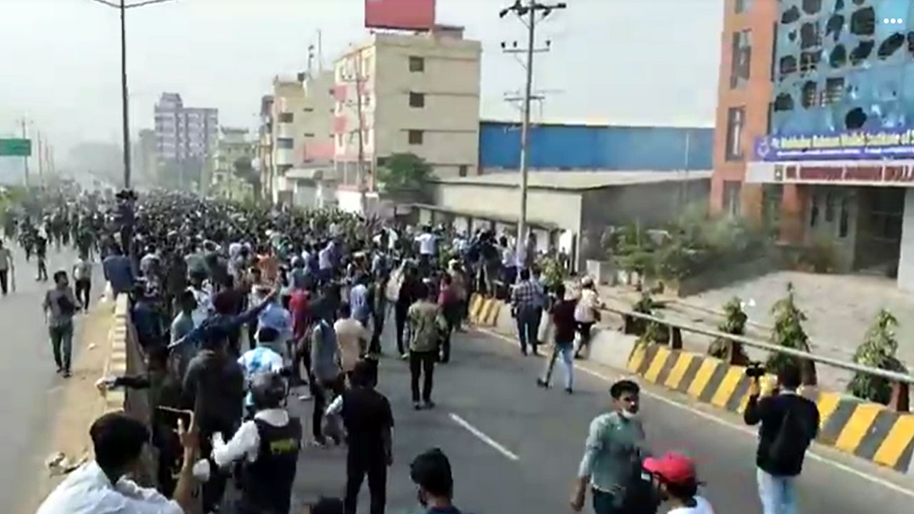 মোল্লা কলেজে হামলা-ভাঙচুর, রাস্তা শিক্ষার্থীদের দখলে