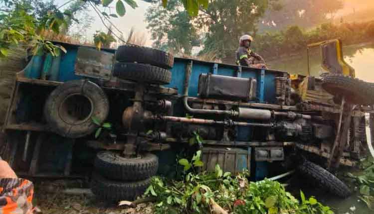 নওগাঁর সড়কে ঝরলো তিনজনের প্রাণ