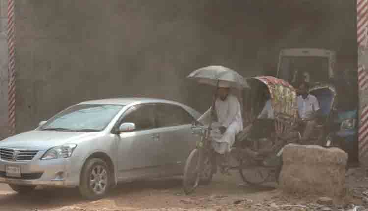 দূষিত বাতাসের শহরের তালিকায় শীর্ষে ঢাকা