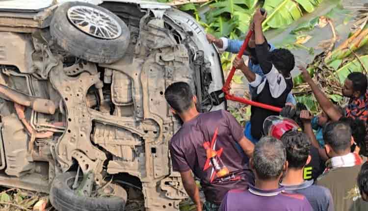 ট্রেনের ধাক্কায় মাইক্রোবাস খাদে, নিহত ৫