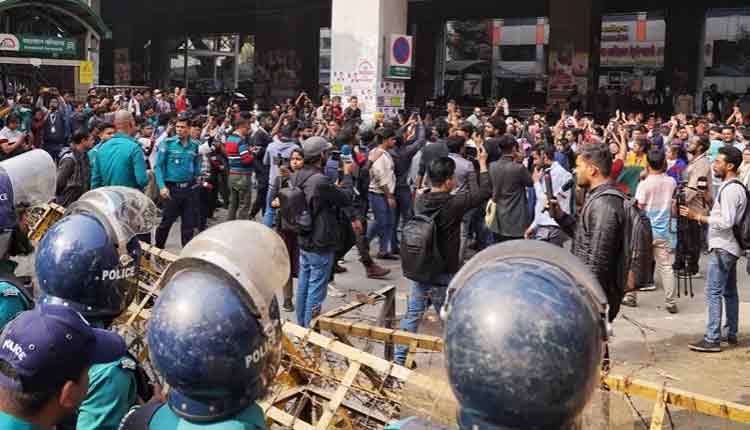 প্রশাসনের প্রাণকেন্দ্রে পুলিশ-শিক্ষার্থী ধাওয়া-পাল্টা ধাওয়া