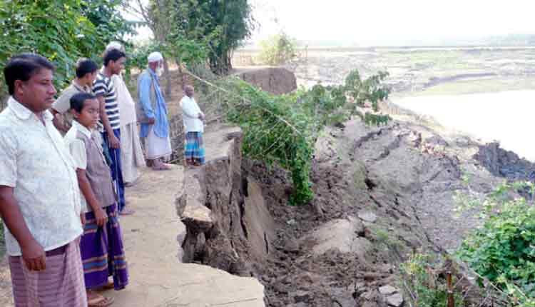 নদী ভাঙন: বাপ-দাদার ভিটে ছেড়ে যাচ্ছে মানুষ