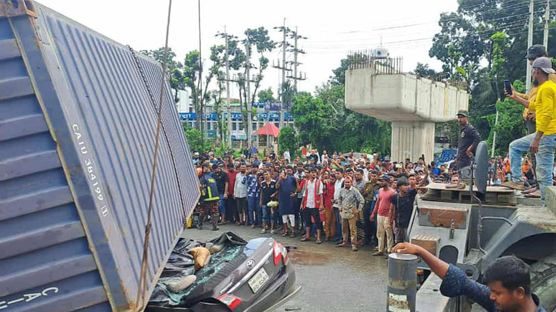 প্রাইভেট কারের উপর কাভার্ডভ্যান উল্টে পড়ে একই পরিবারের ৪ জন নিহত