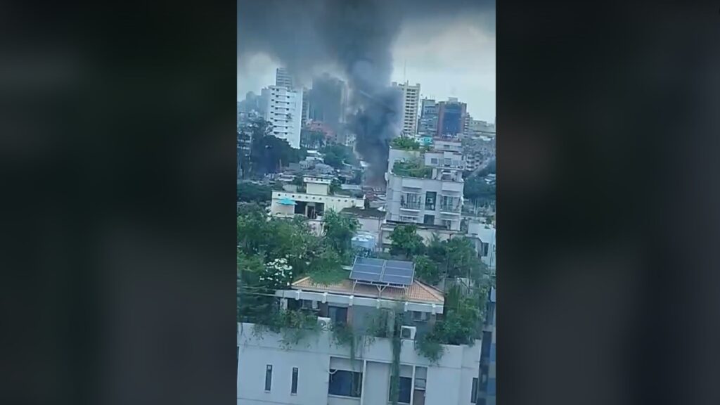 মহাখালীর সাততলা বস্তিতে আগুন