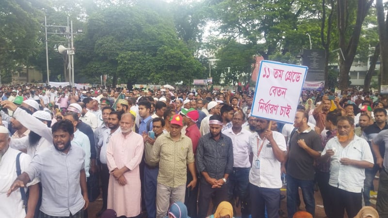 তিন দফা দাবিতে প্রধান উপদেষ্টার বাসভবন অভিমুখে প্রাথমিক শিক্ষকদের প্রতিনিধি দল