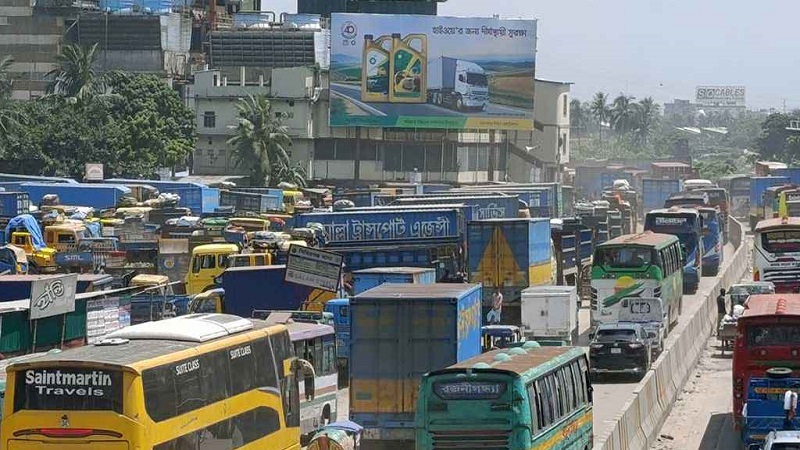 ঢাকা-চট্টগ্রাম মহাসড়কে ৩০ কিলোমিটার যানজট