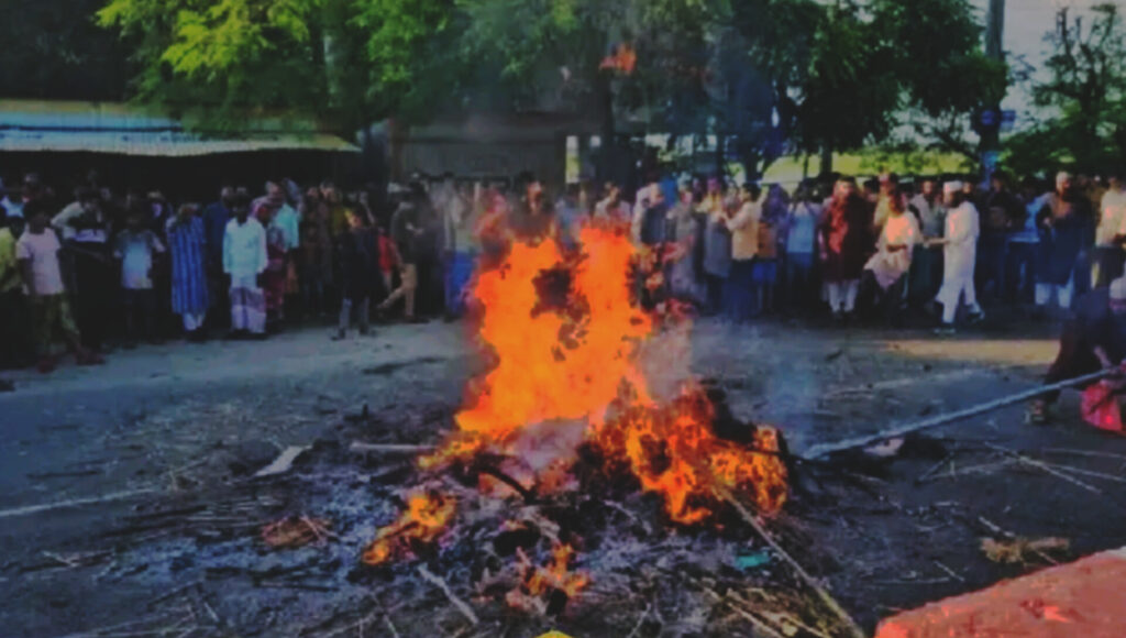 রাজবাড়ীতে মরদেহ উত্তোলন করে অগ্নিসংযোগ