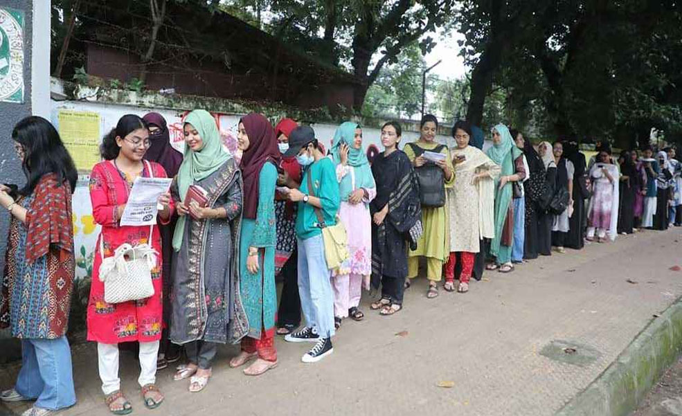 ডাকসু নির্বাচন: উৎসবমুখর পরিবেশে ভোটগ্রহণ চলছে