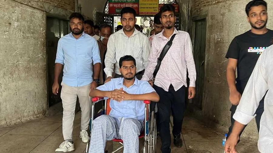 ১৭ দিন পর হাসপাতাল ছেড়ে বাসায় গেলেন নুরুল হক নুর