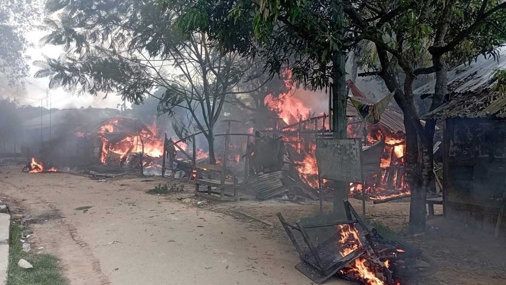 খাগড়াছড়ির গুইমারায় ১৪৪ ধারার মধ্যে সংঘর্ষ, বাজারে আগুন