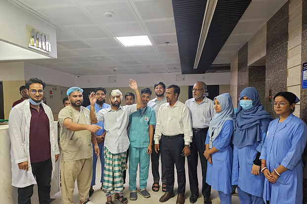 চবির আহত শিক্ষার্থী মামুনের মাথার খুলি জোড়া না লাগা অবস্থায় দাঁড় করিয়ে ফটোসেশন