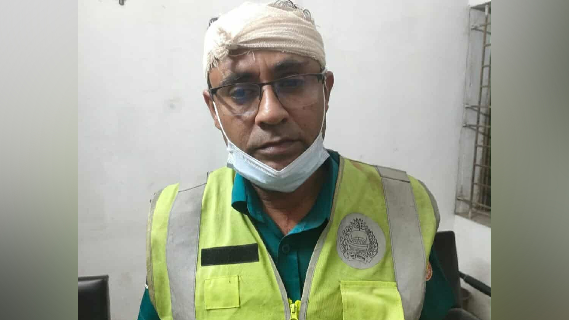 চাকা ফুটো করায় ট্রাফিক পুলিশের মাথা ফাটালেন চালক
