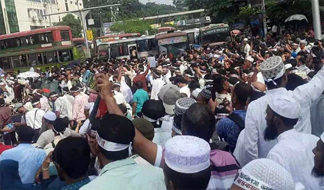 পুলিশের ব্যারিকেড ভেঙে শাহবাগে অবস্থান শিক্ষকদের, যানচলাচল বন্ধ