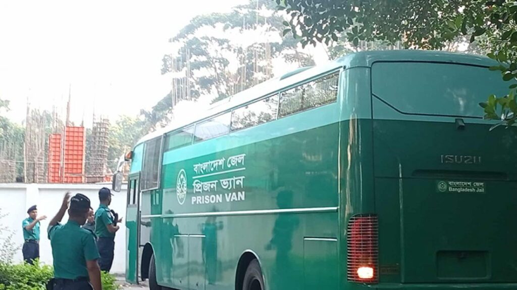 সবুজ রঙের বিশেষ এসি গাড়িতে করে ১৫ সেনা কর্মকর্তা কারা হেফাজতে, যা বললেন কারা মহাপরিদর্শক