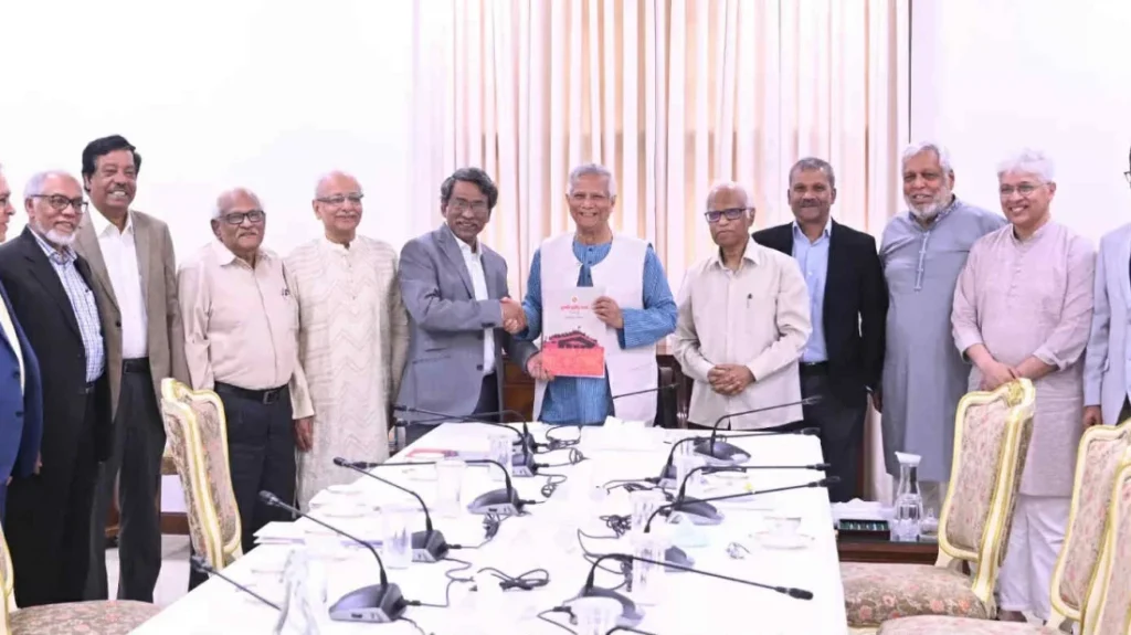 প্রধান উপদেষ্টার হাতে ঐকমত্য কমিশনের সুপারিশ, নির্বাচনের আগেই গণভোটের প্রস্তাব