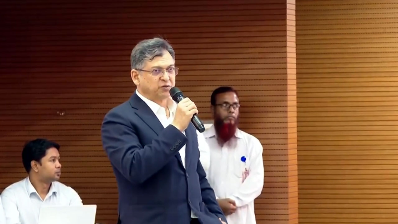 ‘আমরা চাই আপনার সঙ্গে প্রতিরক্ষা বাহিনীর সুসম্পর্ক বজায় থাকুক’ –প্রধান উপদেষ্টাকে সালাহউদ্দিন আহমদ