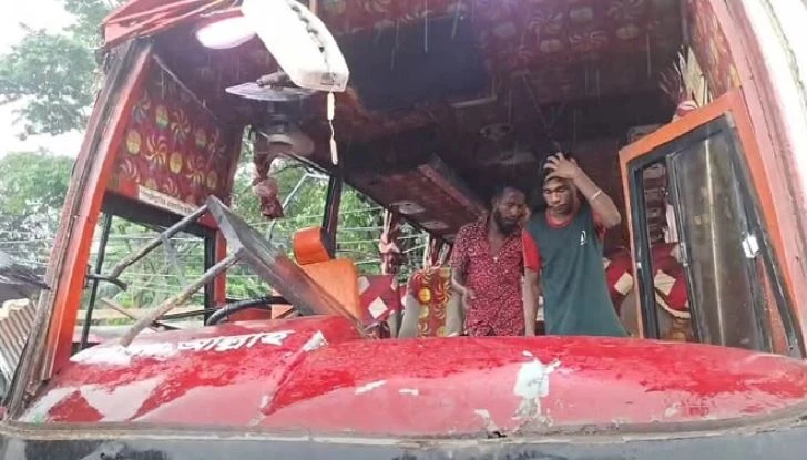 ফেনীতে বাস উল্টে চারজন নিহত, আহত ৯