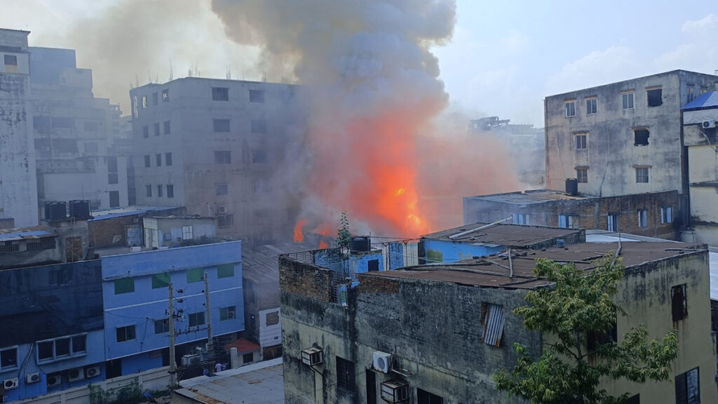 মিরপুরে ভয়াভহ আগুন: গার্মেন্টসের দ্বিতীয় তলা থেকে ৯ জনের লাশ উদ্ধার