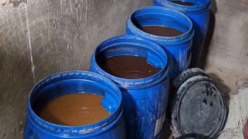 হাঁসের খামারের আড়ালে বাংলা মদের কারখানা!
