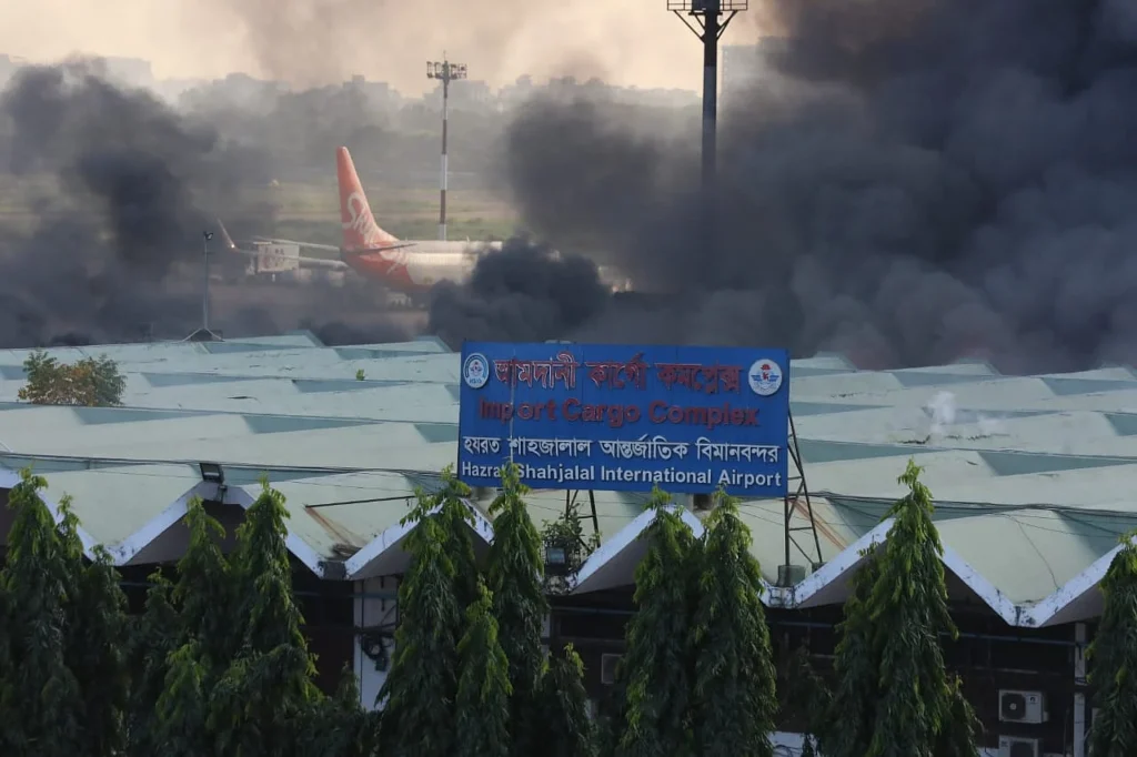 ঢাকা বিমানবন্দরের কার্গো ভিলেজে ভয়াভহ আগুন: বিমান চলাচল বন্ধ