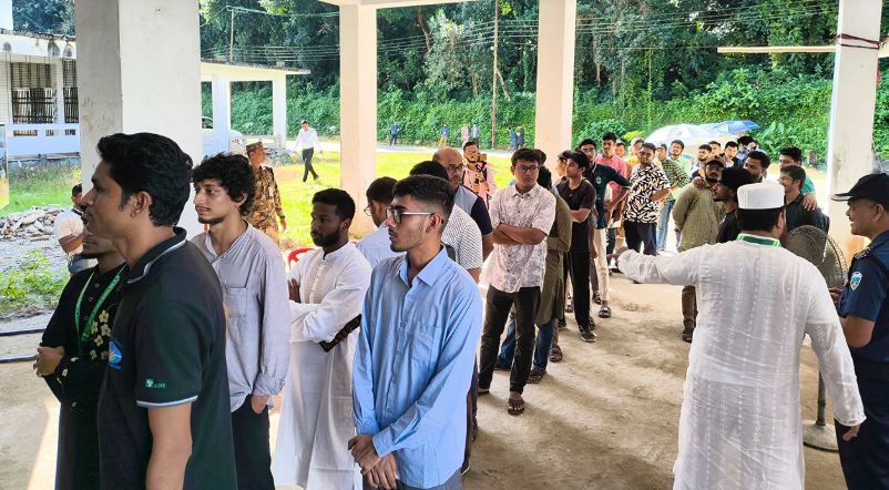 তিন যুগ পর চাকসু নির্বাচন: ভোটে শিক্ষার্থীদের উৎসবমুখর অংশগ্রহণ