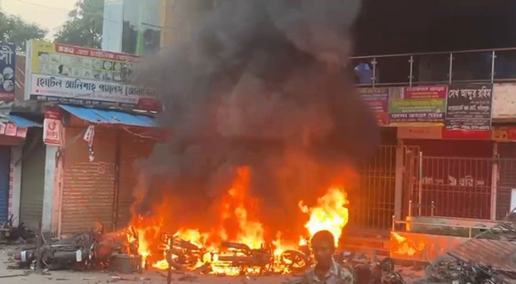 ফরিদপুরে বিএনপির দুই গ্রুপের সংঘর্ষে প্রায় ৫০ জন আহত: পুড়েছে মোটরসাইকেল ও দোকানপাট