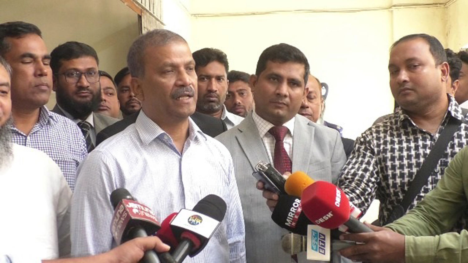চাপ সৃষ্টির উদ্দেশ্যে দলগুলো নানা বক্তব্য দেয়, তবে নির্বাচন ফেব্রুয়ারিতেই: আইন উপদেষ্টা