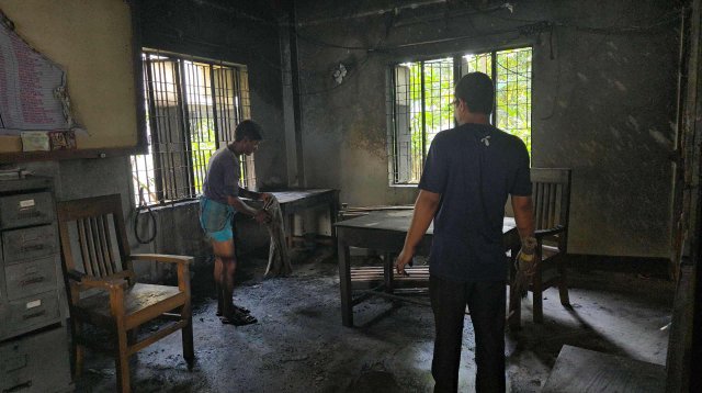 ব্রাহ্মণবাড়িয়ায় গ্রামীণ ব্যাংকে অগ্নিসংযোগ: পেট্রলের আগুনে পুড়ল আসবাবপত্র