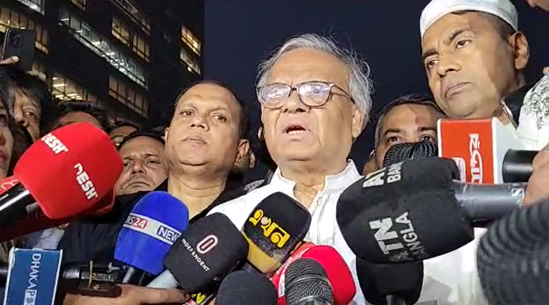 খালেদা জিয়ার শারীরিক অবস্থা অপরিবর্তিত: বিজয় দিবসের কর্মসূচি স্থগিত করল বিএনপি