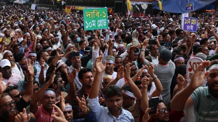৩ দফা দাবি আদায় ও পুলিশি হামলার প্রতিবাদে শিক্ষকদের অনির্দিষ্টকালীন কর্মবিরতি ঘোষণা