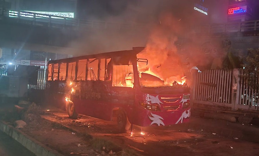 রামপুরায় টিভি ভবনের সামনে বাসে আগুন, পল্লবীতে থানার সামনে ককটেল বিস্ফোরণ: পুলিশ ও পথচারীসহ আহত ৩