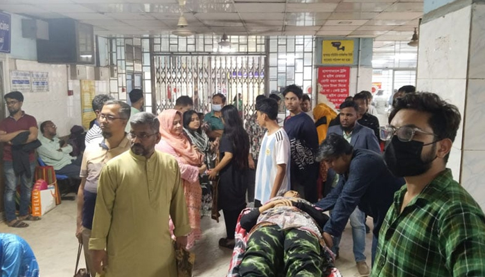 <span>▪️আতঙ্কে ছুটোছুটি ও লাফিয়ে নামতে গিয়ে মানুষ আহত হয়েছে বেশি / </span>ভূমিকম্পে আহতের সংখ্যা ২১০ ছাড়িয়েছে, হাসপাতালের জরুরি বিভাগে বাড়ছে চাপ