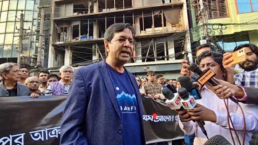 প্রথম আলো কার্যালয়ে হামলার প্রতিবাদে কর্মীদের মানববন্ধন