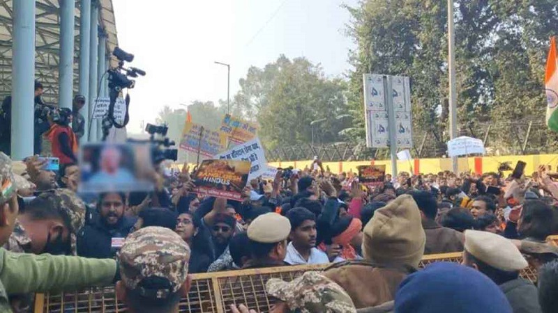 দিল্লিতে বাংলাদেশ হাইকমিশনের সামনে হিন্দুত্ববাদীদের বিক্ষোভ