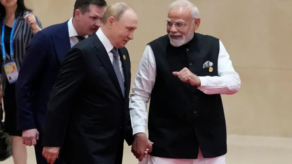 দুই দিনের সফরে নয়াদিল্লিতে রুশ প্রেসিডেন্ট পুতিন, বিমানবন্দরে অভ্যর্থনায় মোদী