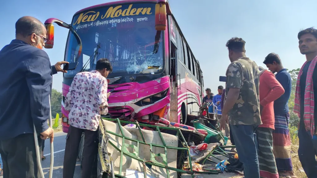 ভাঙ্গায় বাস-অটোরিকশার মুখোমুখি সংঘর্ষে একই পরিবারের ৩ জনসহ নিহত ৪