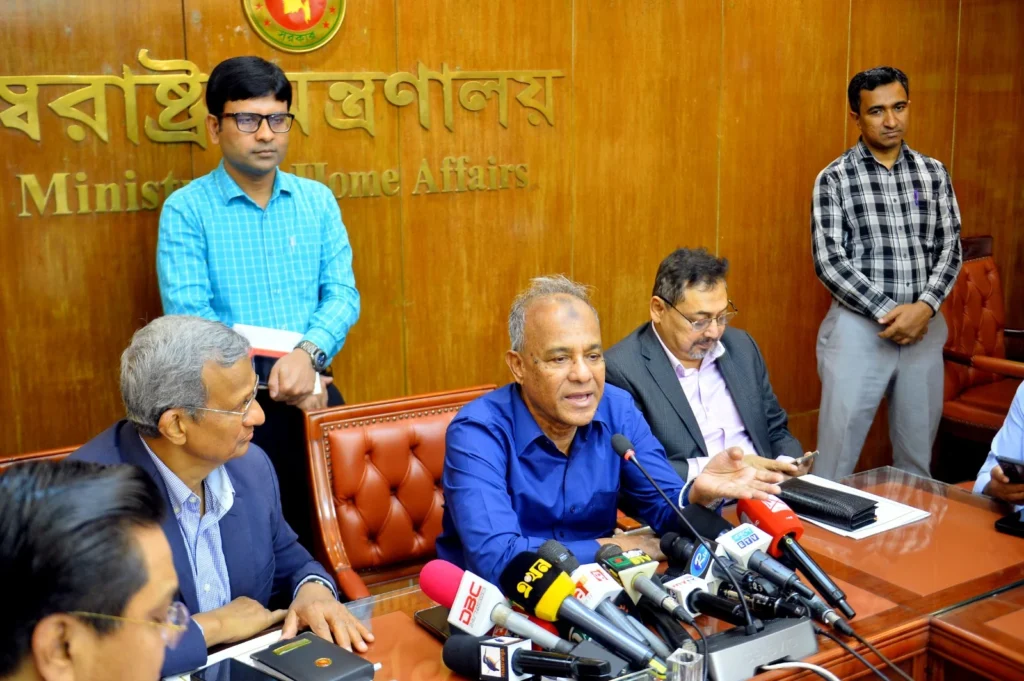 হত্যাকাণ্ড থামাতে আমার কাছে কোন ‘ম্যাজিক নেই’ —স্বরাষ্ট্র উপদেষ্টা