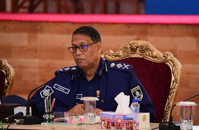বিডিআর হত্যাযজ্ঞ তদন্তে নাম আসায় ২৪ ঘণ্টার মধ্যে আইজিপিকে অপসারণে আইনি নোটিশ