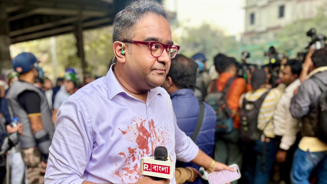 কলকাতায় বাংলাদেশবিরোধী বিক্ষোভে সাংবাদিক ময়ূখ রঞ্জনের শরীরও ‘রক্তাক্ত’
