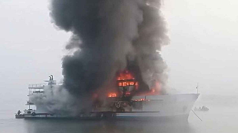 সেন্টমার্টিনগামী জাহাজে ভয়াবহ অগ্নিকাণ্ড, দগ্ধ হয়ে একজনের মৃত্যু