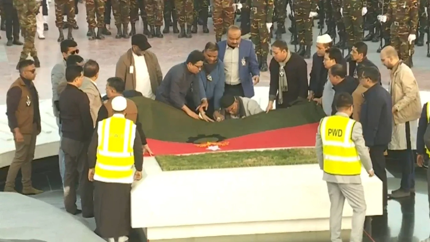 রাষ্ট্রীয় মর্যাদায় জিয়াউর রহমানের পাশে চিরকালের জন্য সমাহিত খালেদা জিয়া