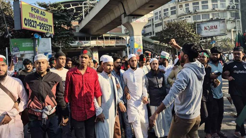 হাদির হত্যার প্রতিবাদে শাহবাগে সমবেত হচ্ছেন ছাত্র-জনতা