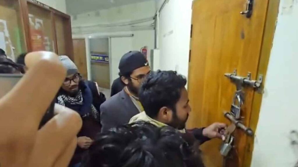 রাজশাহী বিশ্ববিদ্যালয়ে ৬ ডিনদের পদত্যাগ দাবিতে প্রশাসনিক দপ্তরে তালা, উত্তাল ক্যাম্পাস