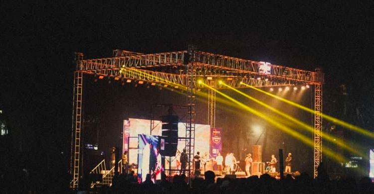 ঢাবির ‘কুয়াশার গান’ কনসার্টে বিনা মূল্যে সিগারেট বিতরণ, শিক্ষার্থীদের ক্ষোভ