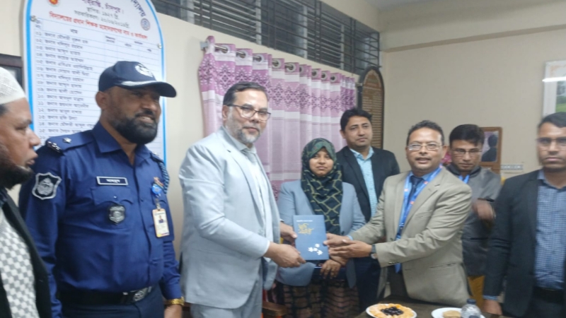 আইসিটি সচিবের হাতে সাংবাদিক হৃদয়ের বই প্রদান