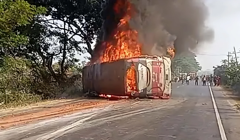 দাউদকান্দিতে সড়ক দুর্ঘটনায় বাসে আগুন, দুই শিশুসহ চারজনের মৃত্যু