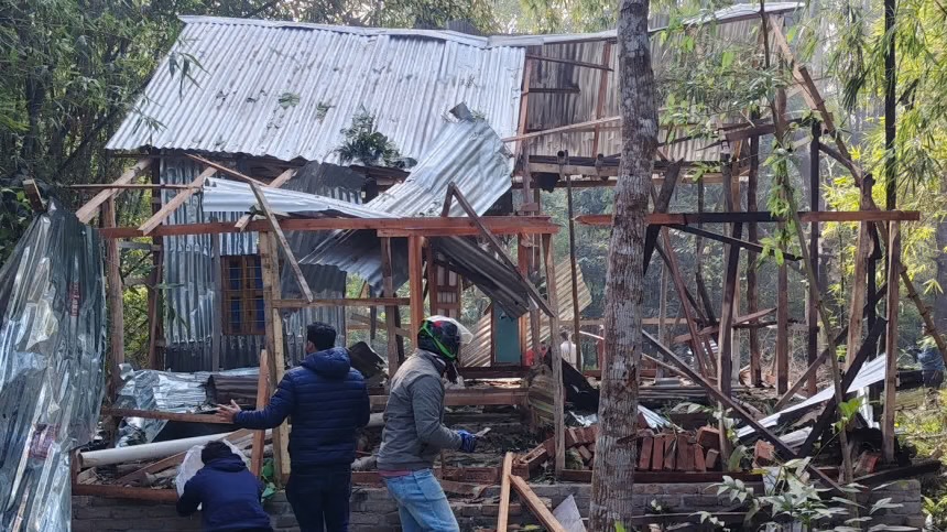 শরীয়তপুরে বোমা বিস্ফোরণে উড়ে গেছে টিনের চাল, দুই যুবকের প্রাণহানি