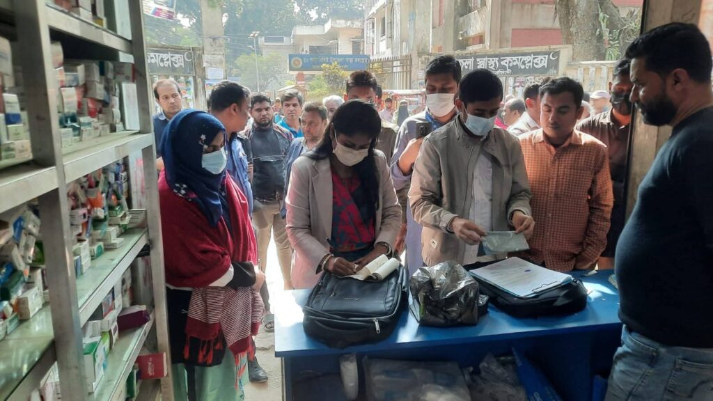 রায়পুরায় মেয়াদ উত্তীর্ণ ওষুধ রাখার দায়ে দুই ফার্মেসিকে জরিমানা