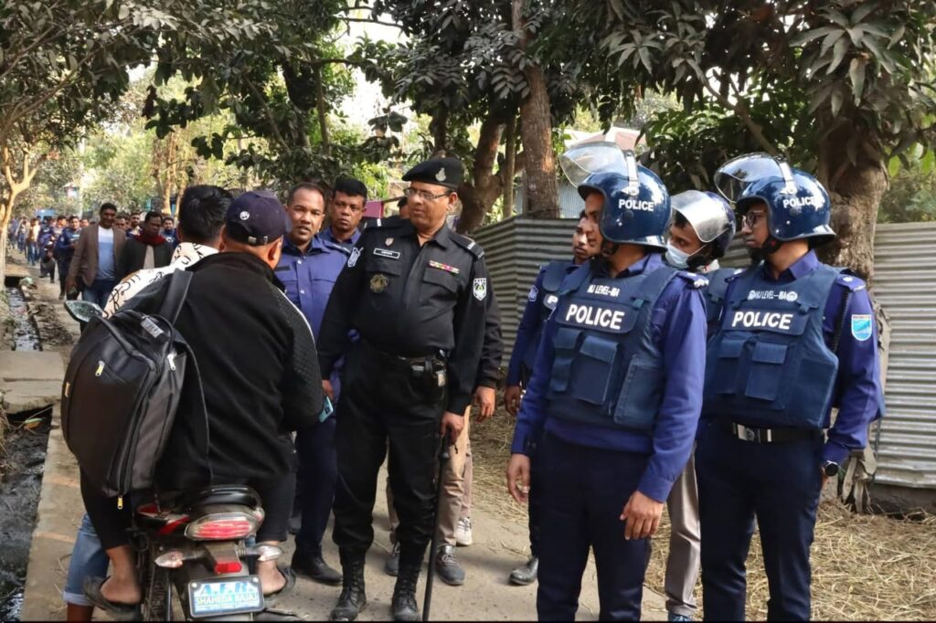নরসিংদীতে আইন-শৃঙ্খলা জোরদারে পুলিশ-র‍্যাব-প্রশাসনের যৌথ অভিযান